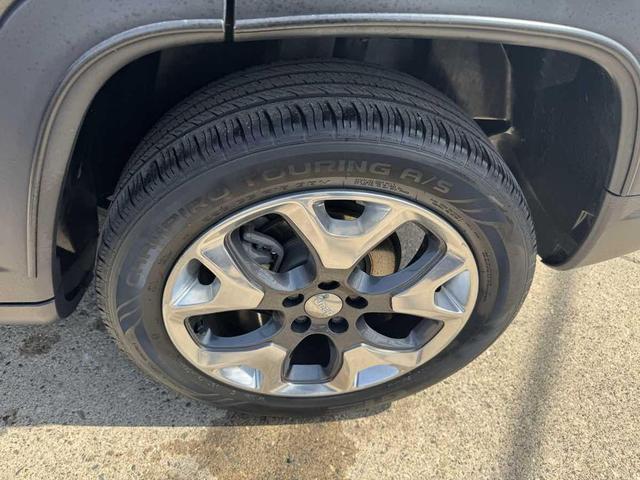 Photo of 2019 Granite Crystal Metallic Clearcoat Jeep Compass