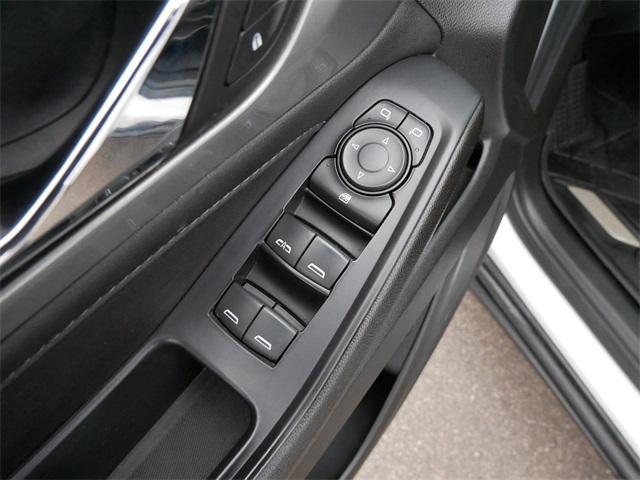 Photo of 2022 Summit White Chevrolet Traverse