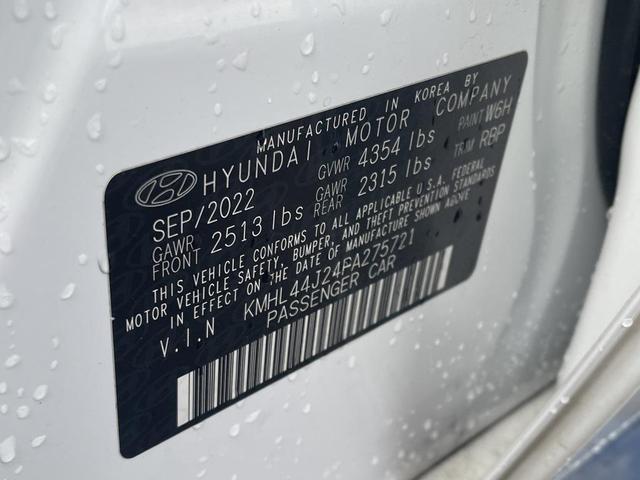 Photo of 2023 White Hyundai SONATA