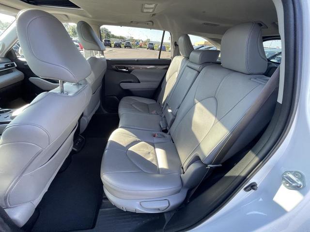 Photo of 2020 Blizzard Pearl Toyota Highlander