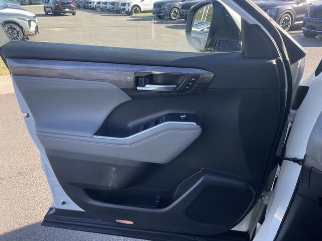 Photo of 2020 Blizzard Pearl Toyota Highlander