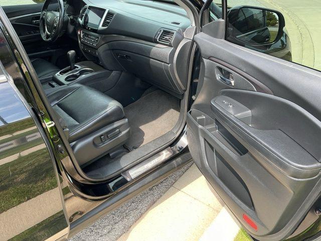 Photo of 2016 Crystal Black Pearl Honda Pilot
