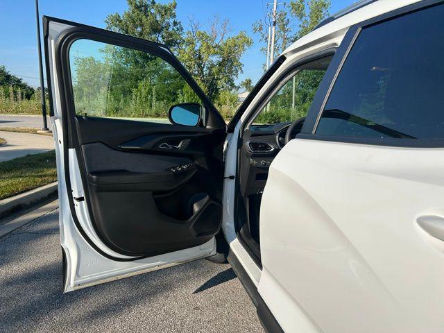 Photo of 2023 Summit White Chevrolet Trailblazer
