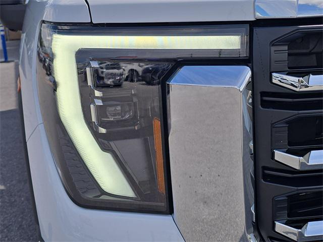 Photo of 2025 Summit White GMC Sierra 2500