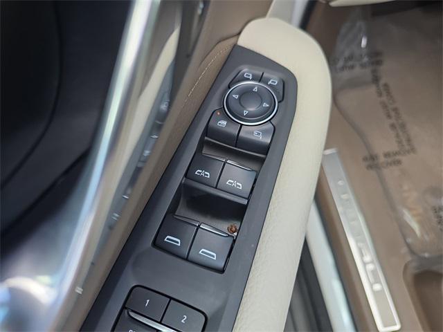 Photo of 2024 White Frost Tricoat GMC Yukon XL