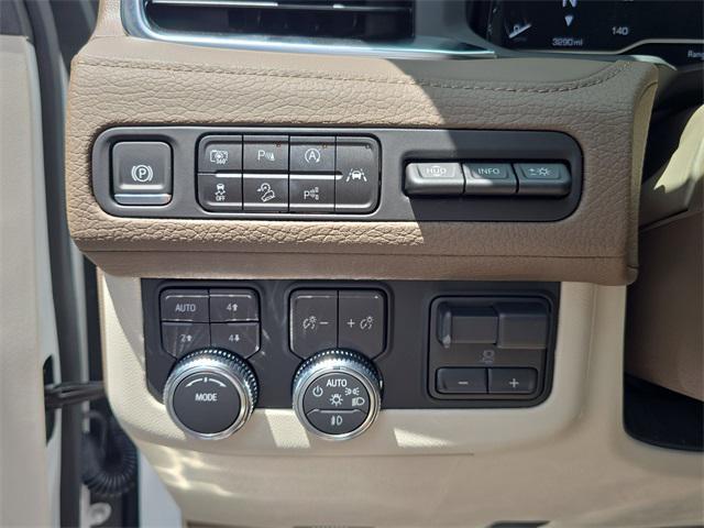 Photo of 2024 White Frost Tricoat GMC Yukon XL