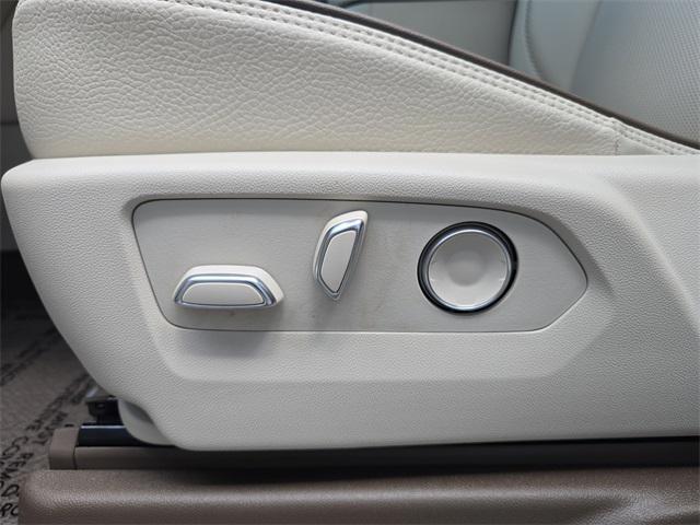 Photo of 2024 White Frost Tricoat GMC Yukon XL