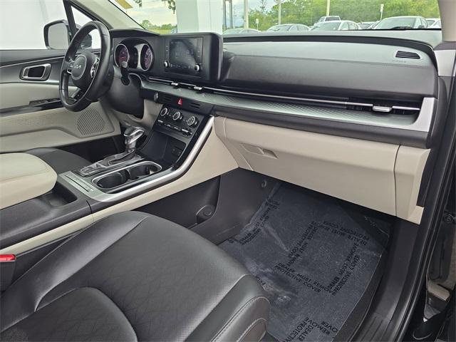 Photo of 2023 Aurora Black Pearl Kia Carnival
