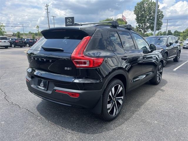 Photo of 2025 Onyx Black Volvo XC40