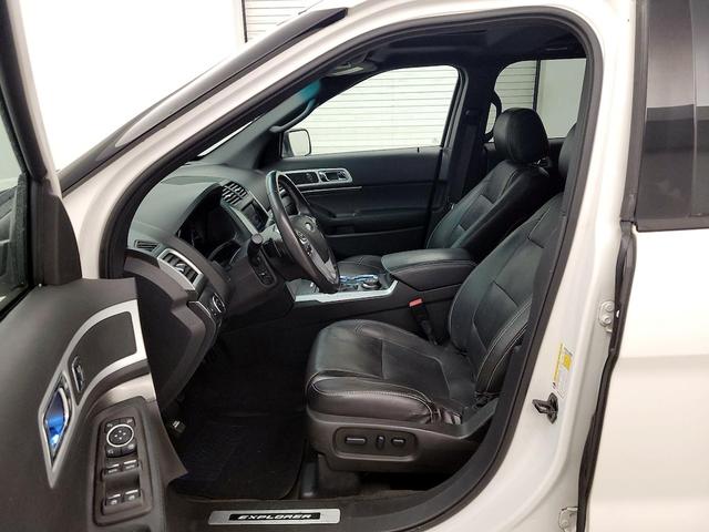 Photo of 2015 White Ford Explorer