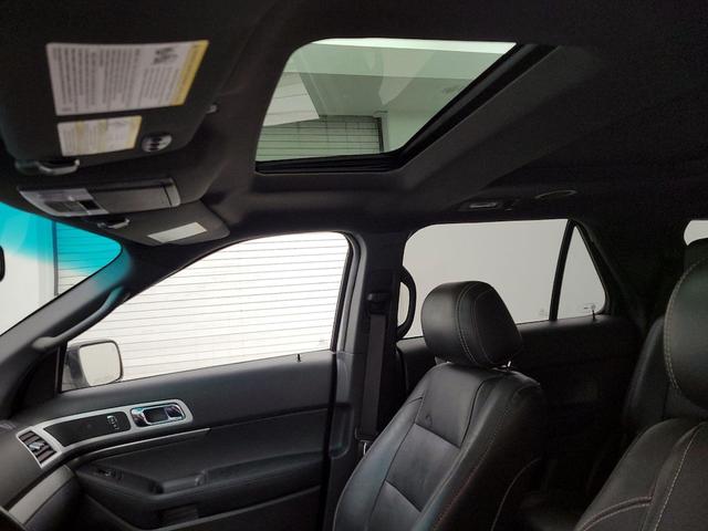 Photo of 2015 White Ford Explorer