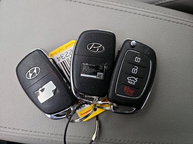Photo of 2015 Silver Hyundai SONATA