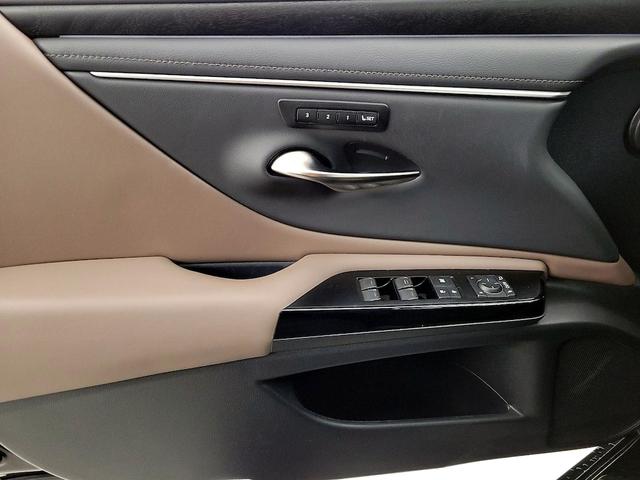 Photo of 2024 Black Lexus ES 300h