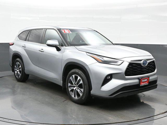 Photo of 2023 Celestial Silver Metallic Toyota Highlander Hybrid