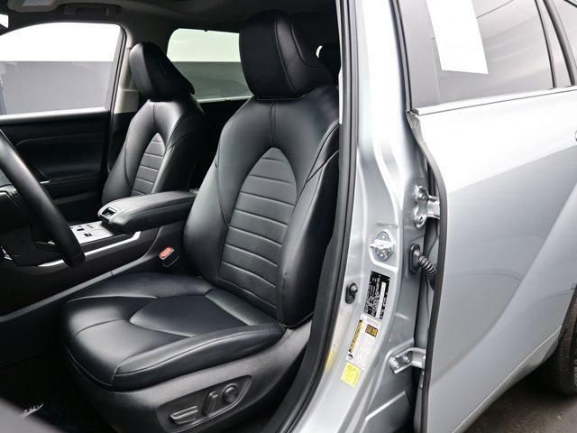 Photo of 2023 Celestial Silver Metallic Toyota Highlander Hybrid