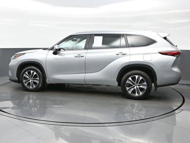 Photo of 2023 Celestial Silver Metallic Toyota Highlander Hybrid