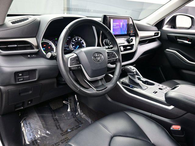 Photo of 2023 Celestial Silver Metallic Toyota Highlander Hybrid