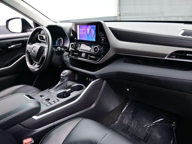 Photo of 2023 Celestial Silver Metallic Toyota Highlander Hybrid