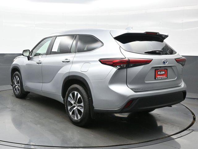 Photo of 2023 Celestial Silver Metallic Toyota Highlander Hybrid
