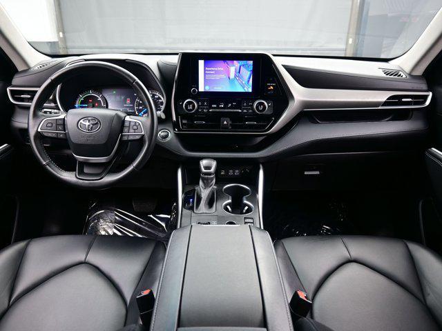 Photo of 2023 Celestial Silver Metallic Toyota Highlander Hybrid