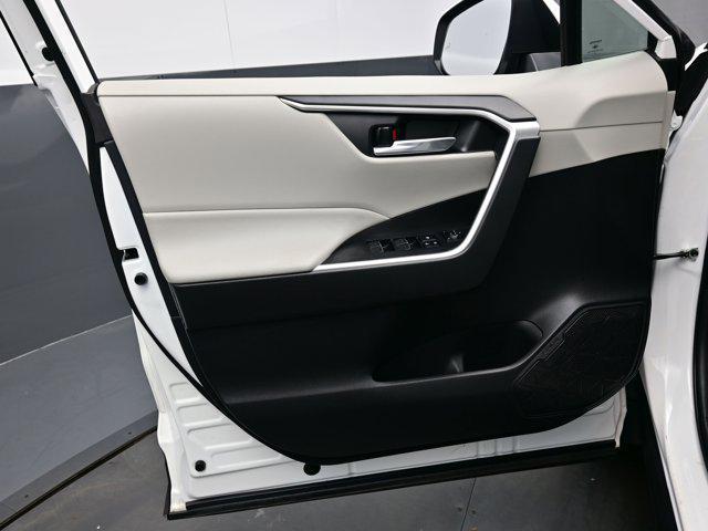 Photo of 2022 White Toyota RAV4 Hybrid