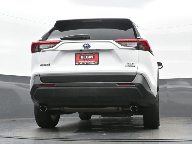 Photo of 2022 White Toyota RAV4 Hybrid