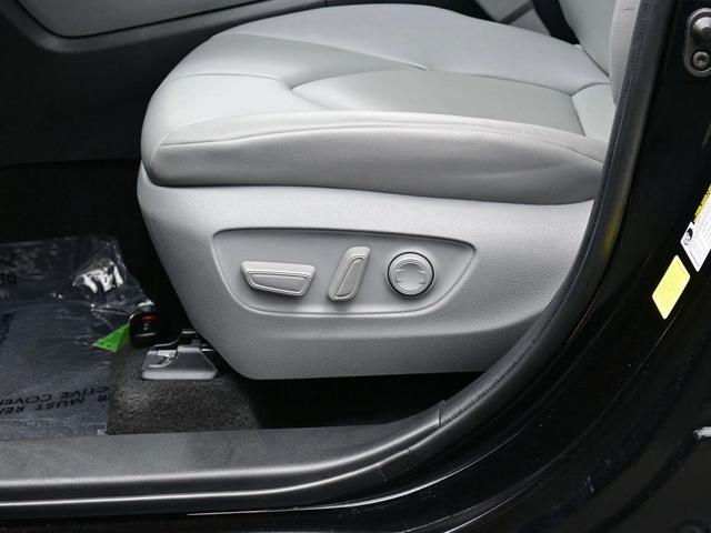 Photo of 2022 Midnight Black Metallic Toyota Highlander Hybrid