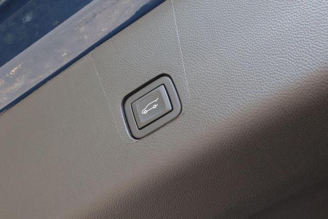 Photo of 2023 Northsky Blue Metallic Chevrolet Traverse