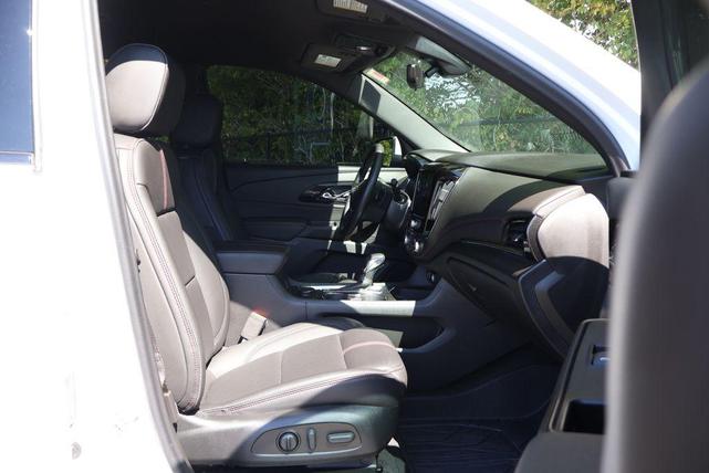 Photo of 2023 Summit White Chevrolet Traverse