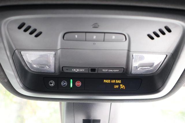 Photo of 2023 Summit White Chevrolet Traverse