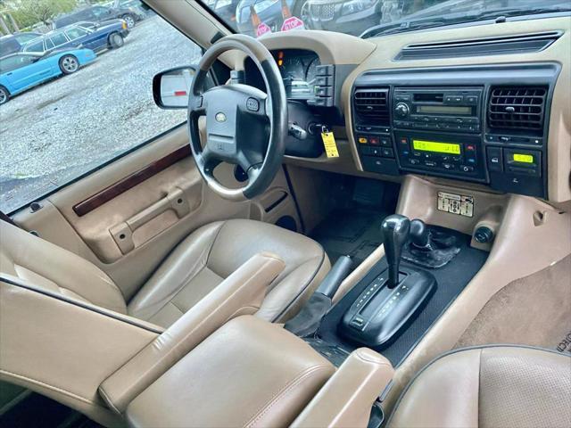 Photo of 2001 Black Land Rover Discovery