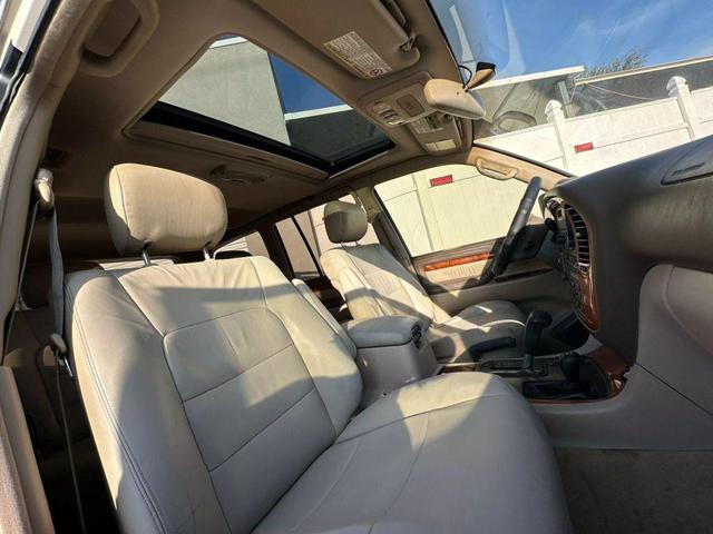Photo of 1999 White Lexus LX 470