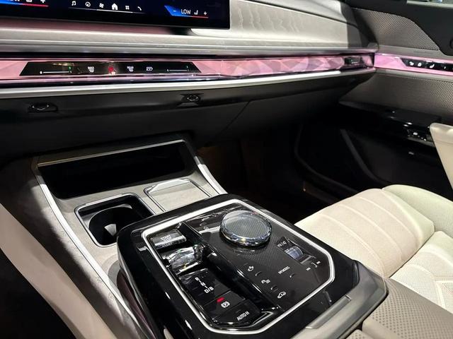Photo of 2024 Gray BMW i7
