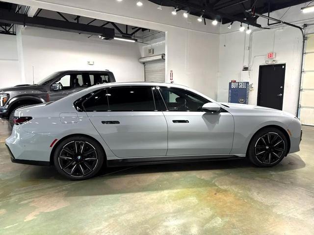 Photo of 2024 Gray BMW i7