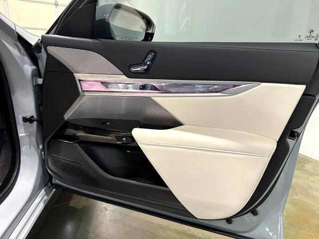 Photo of 2024 Gray BMW i7