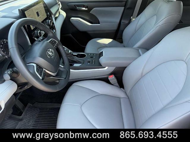 Photo of 2024 Moon Dust Toyota Highlander