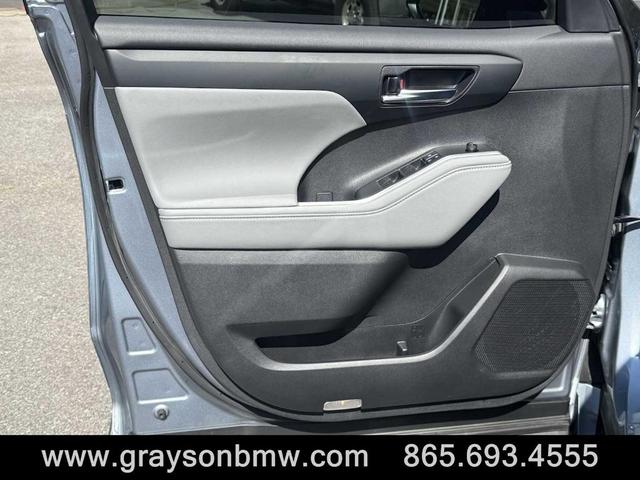 Photo of 2024 Moon Dust Toyota Highlander