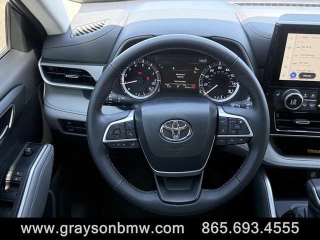 Photo of 2024 Moon Dust Toyota Highlander