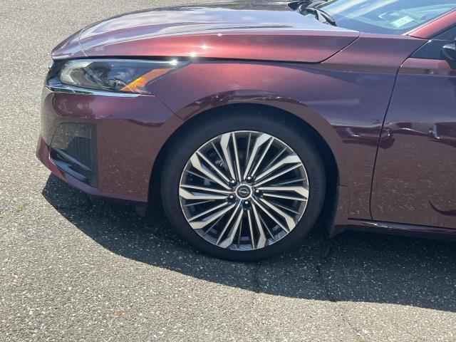 Photo of 2025 Garnet Pearl Me Nissan Altima