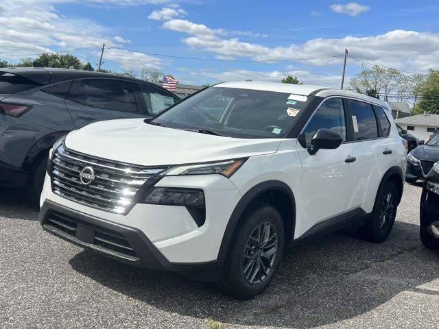 Photo of 2024 Glacier White Nissan Rogue