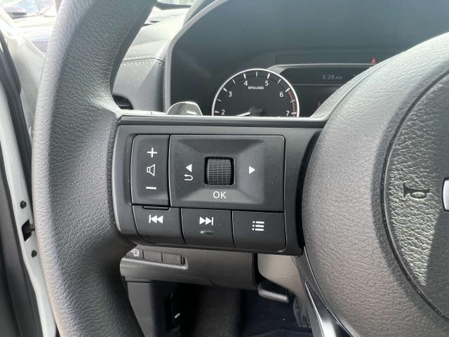Photo of 2024 Glacier White Nissan Rogue