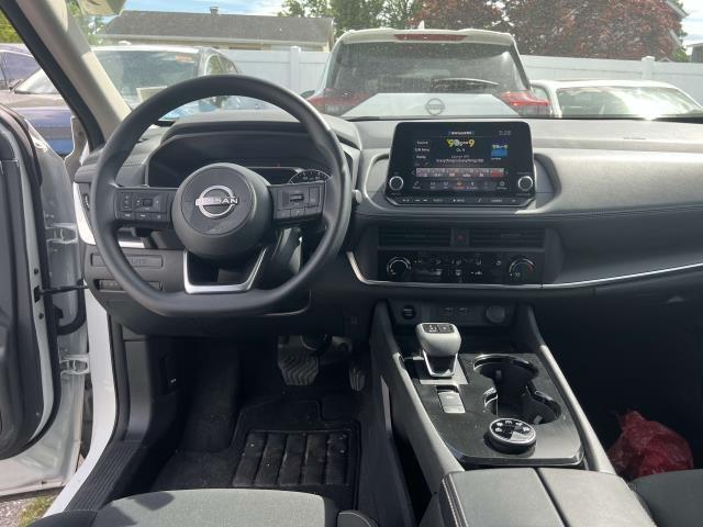 Photo of 2024 Glacier White Nissan Rogue