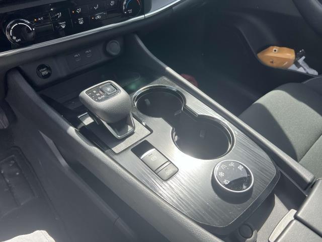 Photo of 2024 Glacier White Nissan Rogue