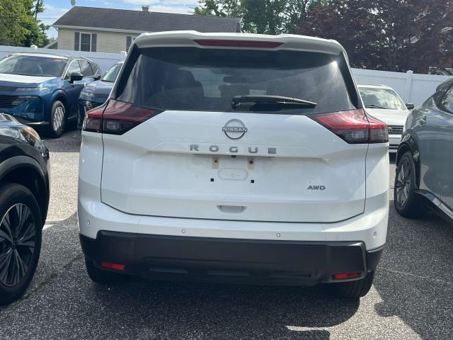 Photo of 2024 Glacier White Nissan Rogue