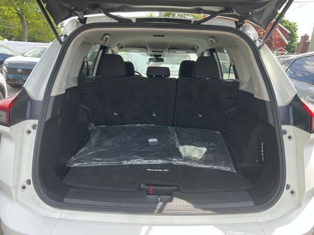 Photo of 2024 Glacier White Nissan Rogue