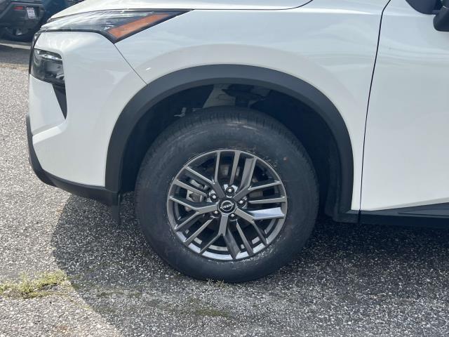Photo of 2024 Glacier White Nissan Rogue