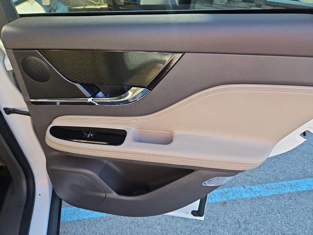 Photo of 2023 White Lincoln Corsair