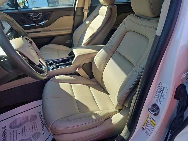 Photo of 2023 White Lincoln Corsair