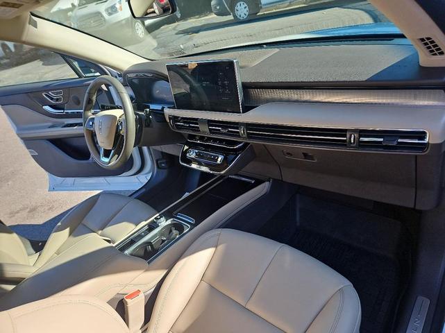Photo of 2023 White Lincoln Corsair