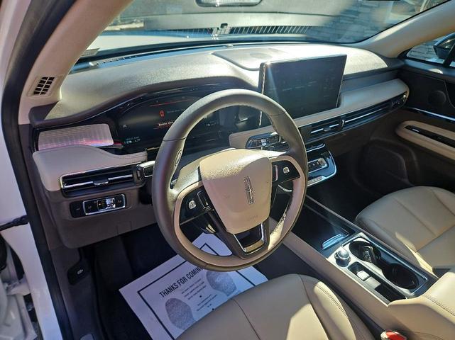 Photo of 2023 White Lincoln Corsair